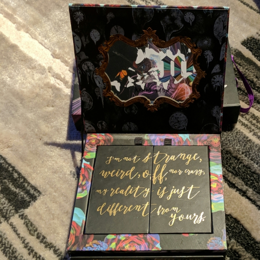 Eye shadow pallet